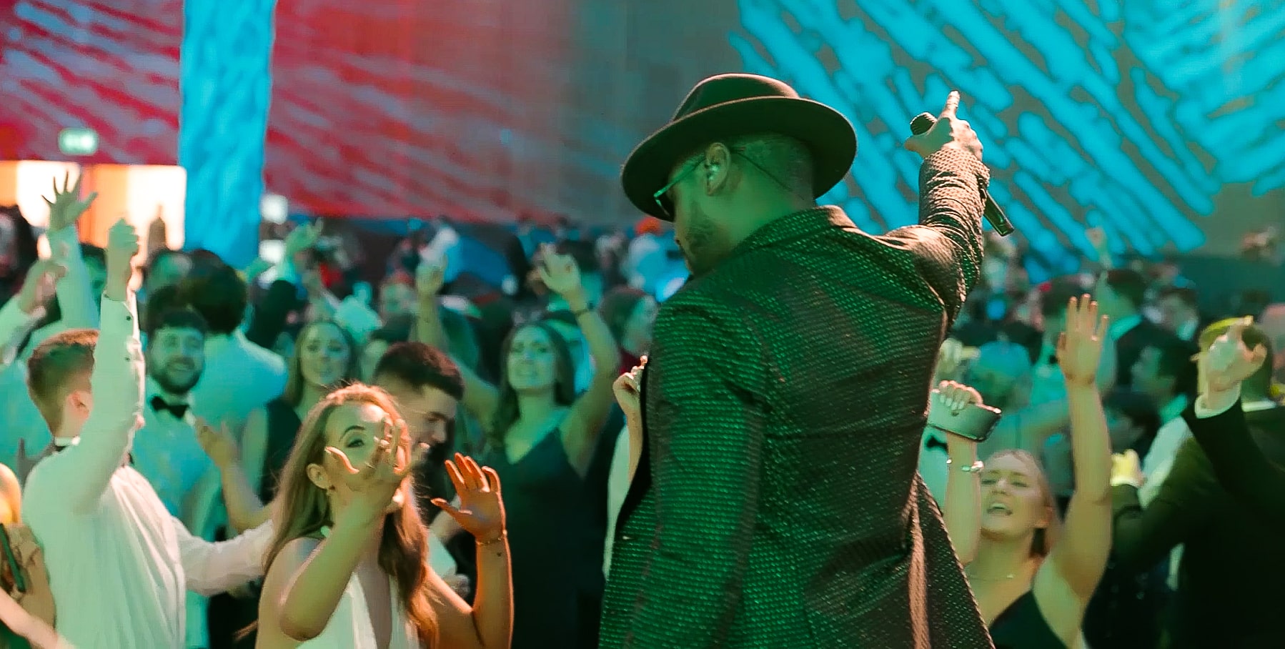A picture of Jo Petit, singer with the dream band performing on stage at a KPMG corporate event.